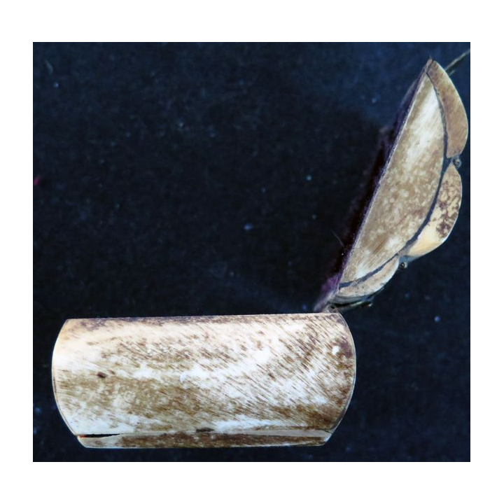 Boitier à bijoux en os de 5,8 x 5,7 x 4 cm tapissé d'un velours marron.