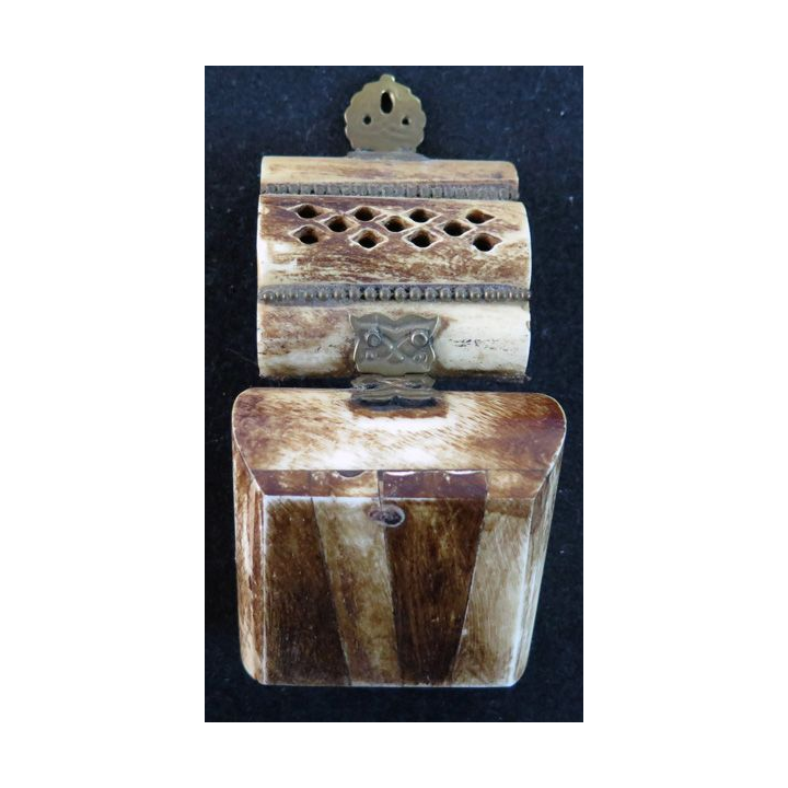 Boitier à bijoux en os de 5,8 x 5,7 x 4 cm tapissé d'un velours marron.