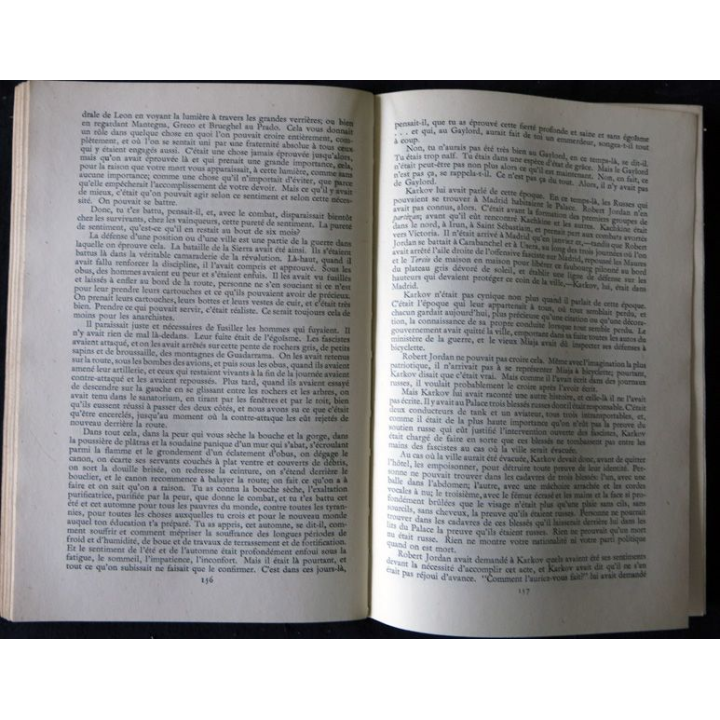 Pour qui sonne le glas de Ernest Hemingway aux Editions Heinemann & Zsolnay