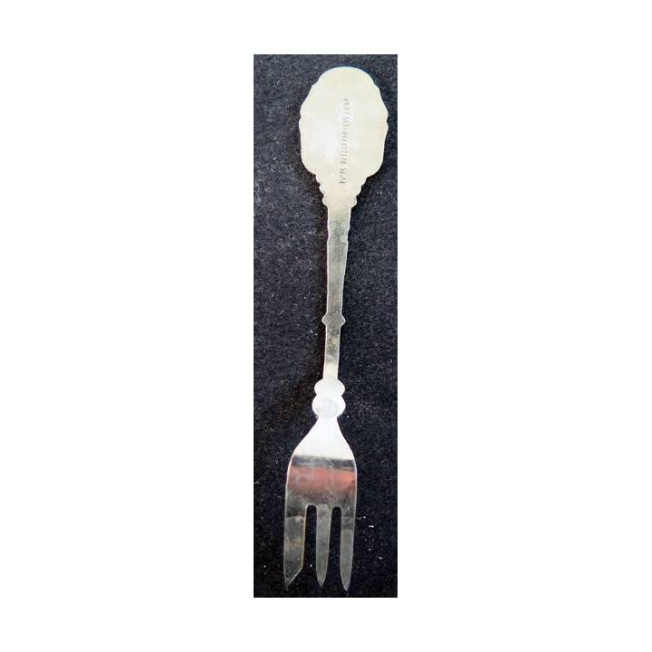 PETITE FOURCHETTE de collection argentée de LA BASILIQUE DE LOURDES