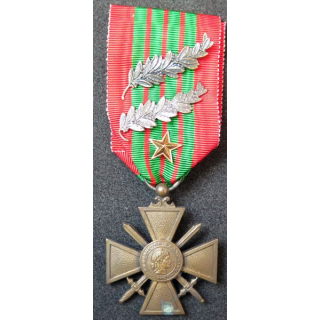 FRANCE : Croix de guerre 1939 avec un ruban avec 2 palmes et 1 étoile en bronze