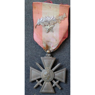 FRANCE : Croix de guerre des théâtres d'opérations extérieures en bronze avec palme et clou bronze
