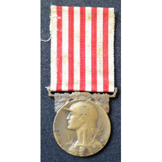 FRANCE : médaille commémorative de la Grande guerre 1914-1918 en bronze ruban défraichi