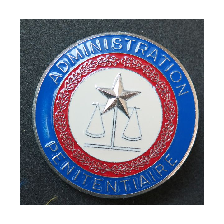 Insigne métallique de l'administration pénitentiaire de fabrication Arcapea Paris