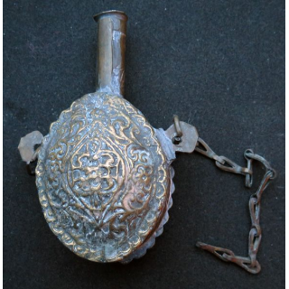 Poire à poudre du Maroc travail ancien de 13 cm de hauteur avec chainette début XX°