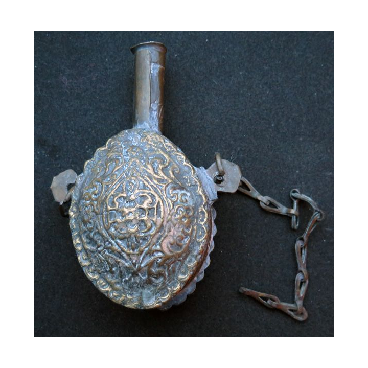 Poire à poudre du Maroc travail ancien de 13 cm de hauteur avec chainette début XX°