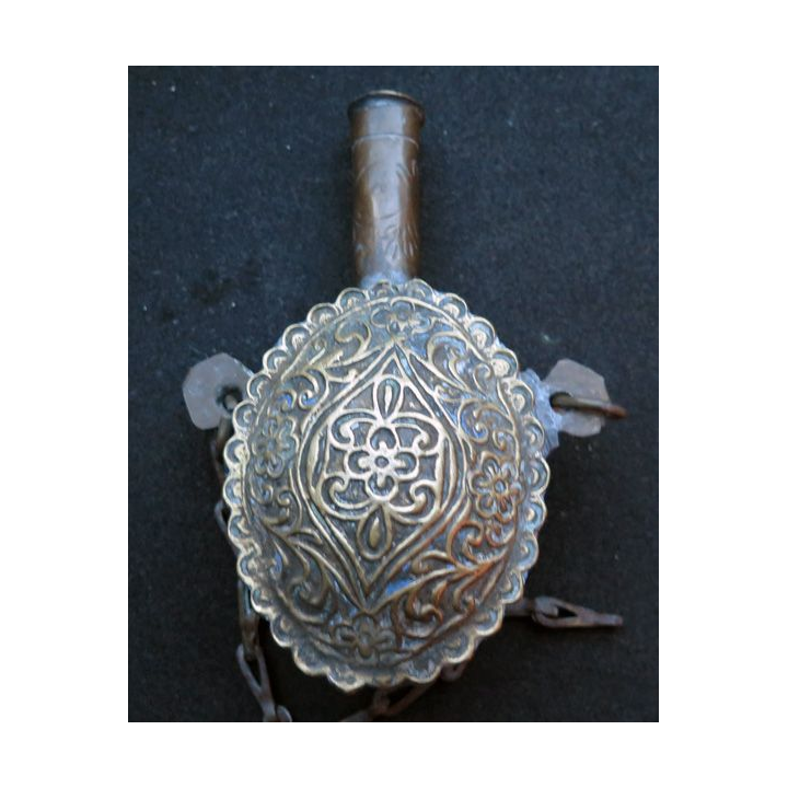 Poire à poudre du Maroc travail ancien de 13 cm de hauteur avec chainette début XX°