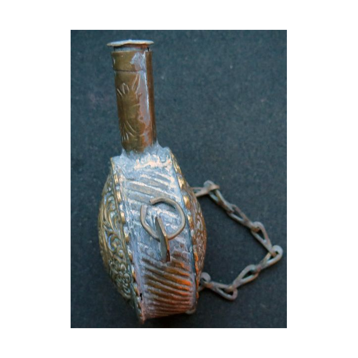 Poire à poudre du Maroc travail ancien de 13 cm de hauteur avec chainette début XX°