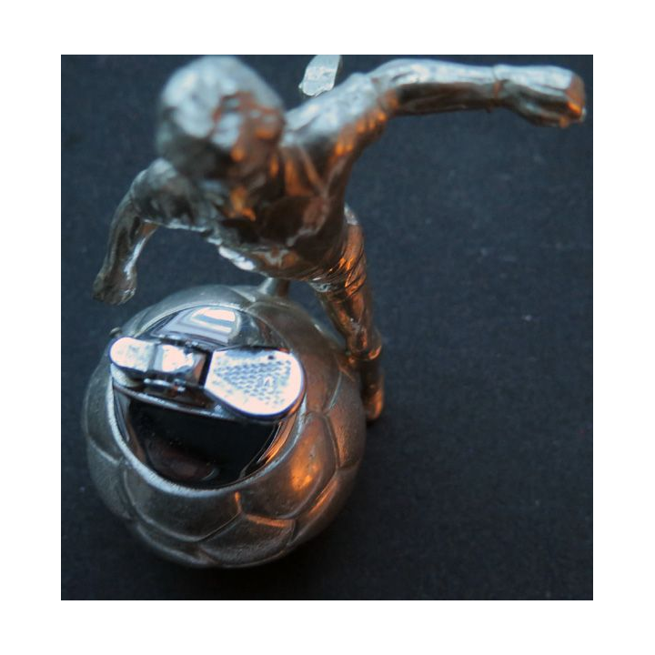 Briquet de table en forme de joueur de football 13,5 cm de hauteur 