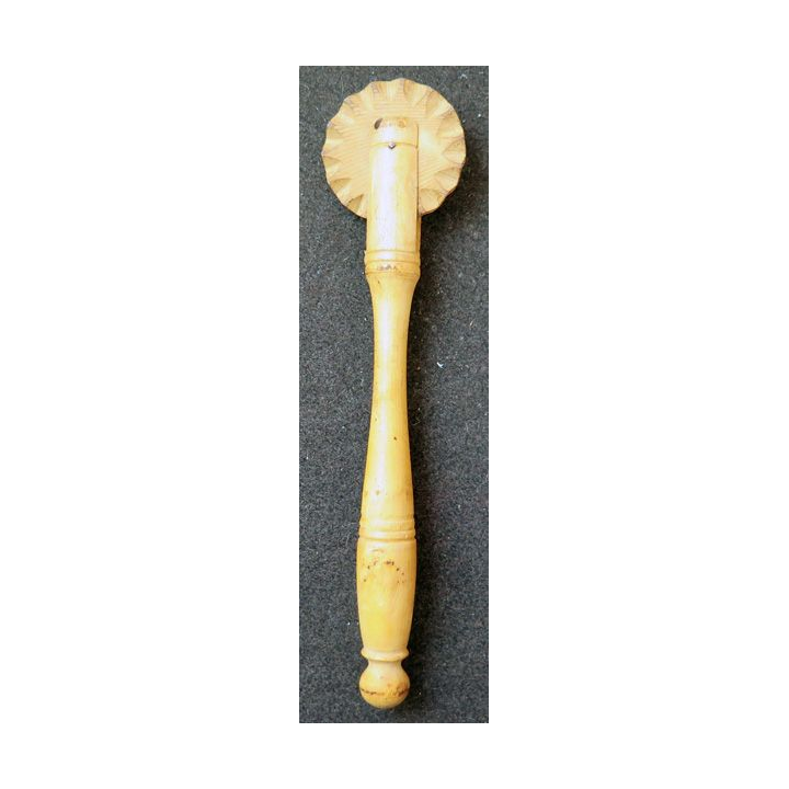 Roulette à pâte en buis 13 cm de longueur