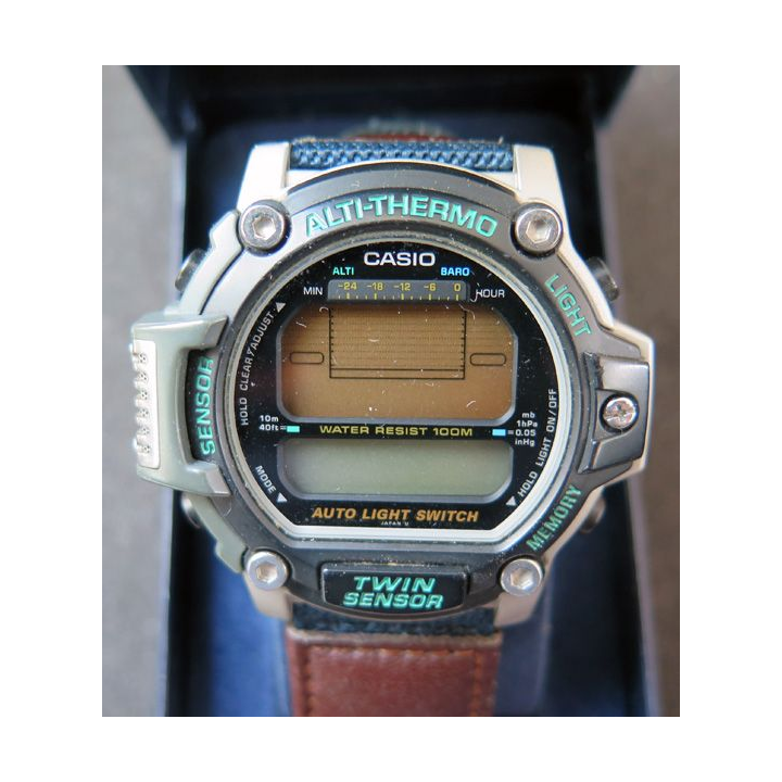 Montre CASIO Twin sensor Alti Thermo dans sa boite avec bon de garantie 1996