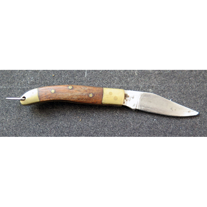 Petit couteau en acier et laiton manche en bois longueur repliée 6 cm avec étui