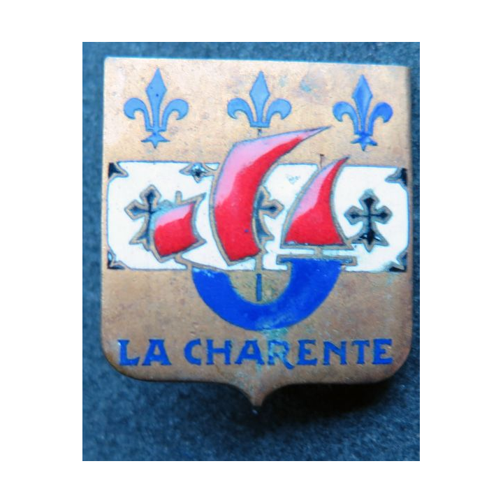 LA CHARENTE : insigne du pétrolier ravitailleur La Charente en Indochine Drago Paris en émail