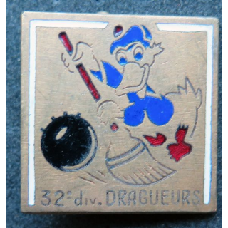 32° DD :  Insigne de la 32° division de dragueurs Donald Drago Béranger en émail