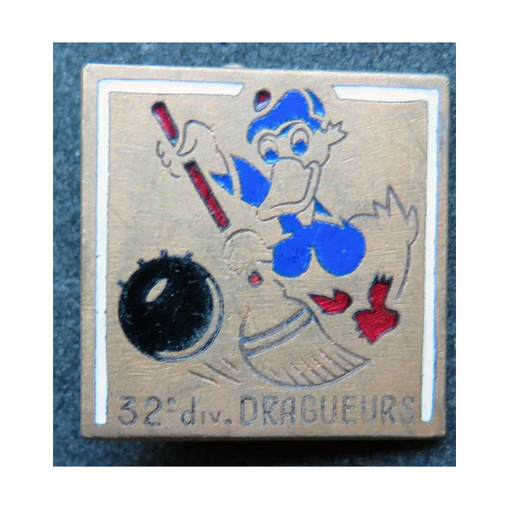 32° DD :  Insigne de la 32° division de dragueurs Donald Drago Béranger en émail