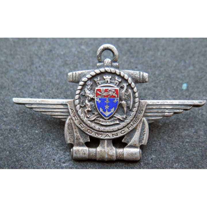 ARROMANCHES : Porte avions Arromanches (courtois non mentionné) en émail