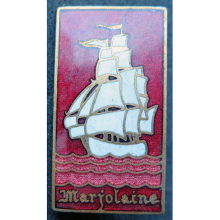 MARJOLAINE : insigne du dragueur Marjolaine fond rouge Augis en émail