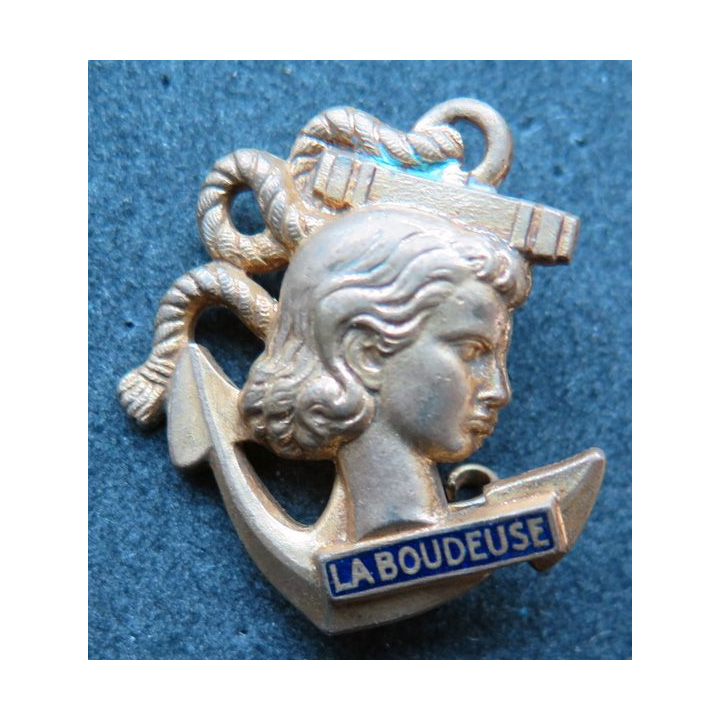 LA BOUDEUSE : insigne de l'aviso dragueur La boudeuse en émail