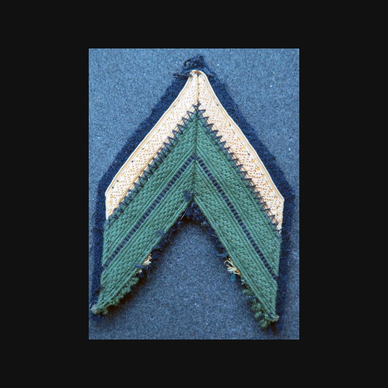 FRANCE galon de caporal chef de la légion sur feutrine noire FRANCE galon de caporal chef de la légion sur feutrine noire