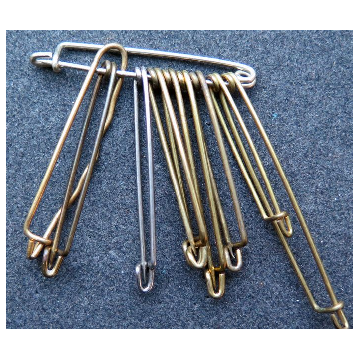MILITARIA : lot de 10 épingles en laiton de dimensions variées