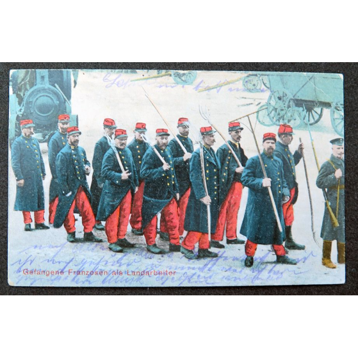 Carte postale allemande de prisonniers français en tenue garance avec outils de ferme 1916