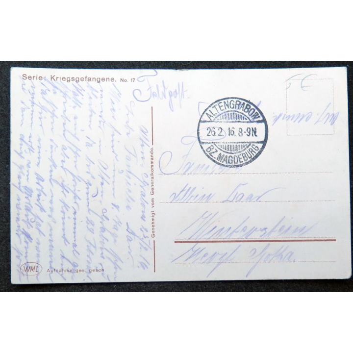Carte postale allemande de prisonniers français en tenue garance avec outils de ferme 1916