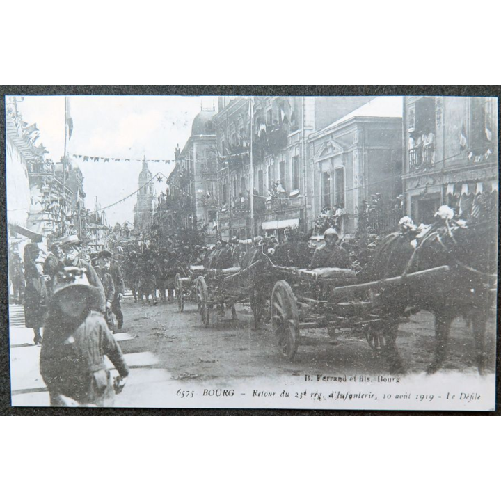 Carte postale BOURG du retour du 23° RI le 10 août 1919 avenue Alsace Lorraine