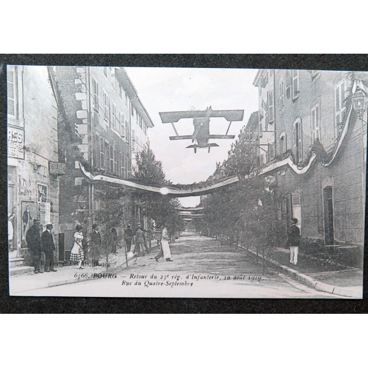 Carte postale BOURG du retour du 23° RI le 10 août 1919 Rue du Quatre Septembre 