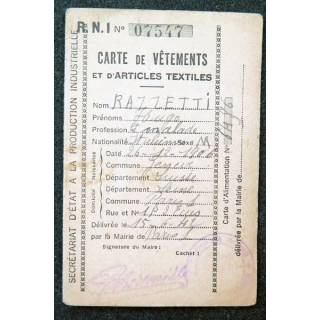 Carte de vêtements et d'articles textiles 1944 avec timbres de rationnement