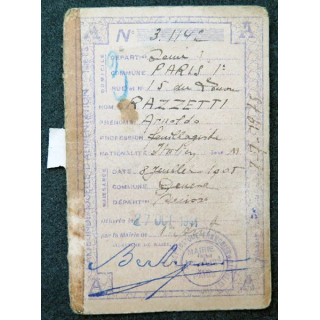 Carte de vêtements et d'articles textiles 1944 avec timbres de rationnement