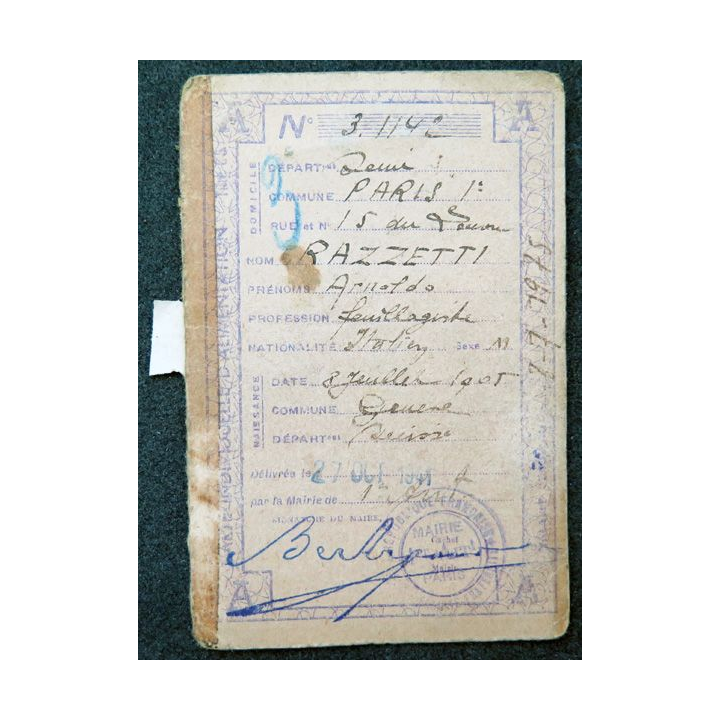 Carte de vêtements et d'articles textiles 1944 avec timbres de rationnement
