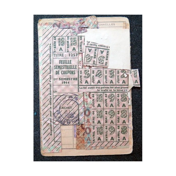 Carte de vêtements et d'articles textiles 1944 avec timbres de rationnement