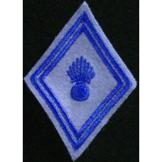 LOSANGE DE BRAS MODÈLE 45 : MATÉRIEL TROUPE (FOND BLEU CLAIR)