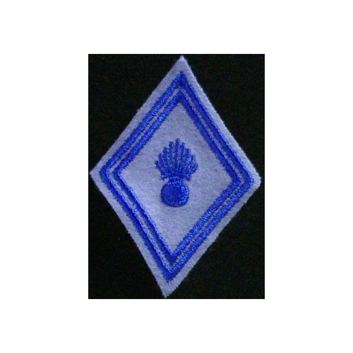 LOSANGE DE BRAS MODÈLE 45 : MATÉRIEL TROUPE (FOND BLEU CLAIR)