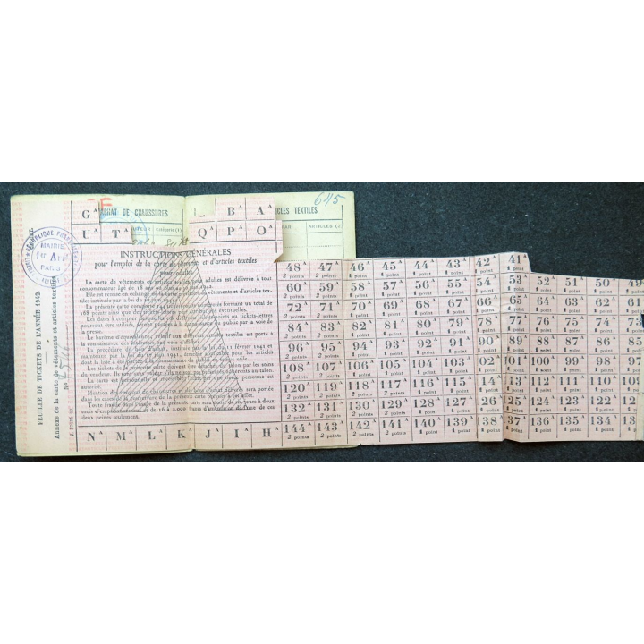 Carte de vêtements et d'articles textiles 1942 avec timbres