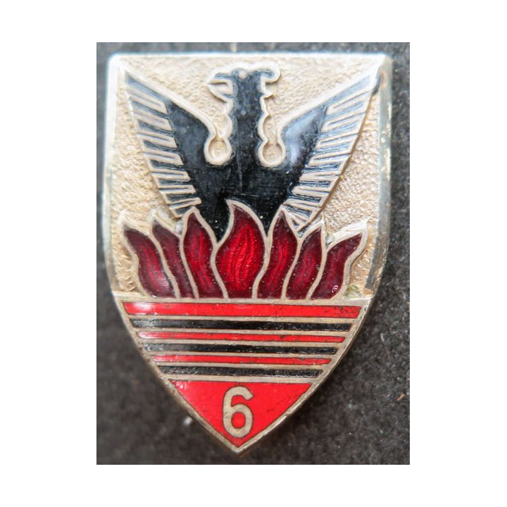 6° RCA : insigne du 6° régiment de chasseurs d'Afrique en émail grand feu de chez Drago Paris H. 157