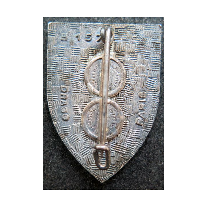 6° RCA : insigne du 6° régiment de chasseurs d'Afrique en émail grand feu de chez Drago Paris H. 157