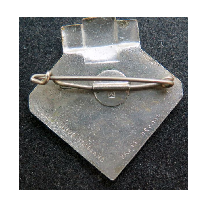 11° DI : Insigne métallique de la 11° division d’infanterie "division de fer" 1939-1940 Arthus Bertrand Paris Déposé en émail