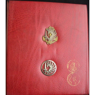 1.CLASSEUR ROUGE POUR INSIGNES (POUR 4/5 FEUILLES) USAGÉ PARA