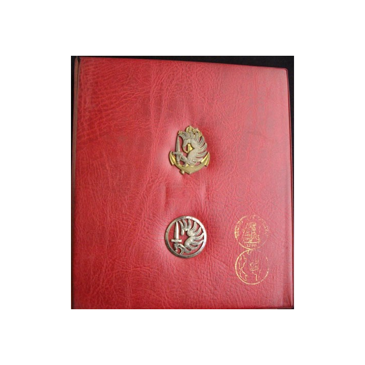 1.CLASSEUR ROUGE POUR INSIGNES (POUR 4/5 FEUILLES) USAGÉ PARA