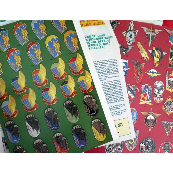 Pochette comprenant plus de 125 feuilles de photos d'insignes différentes
