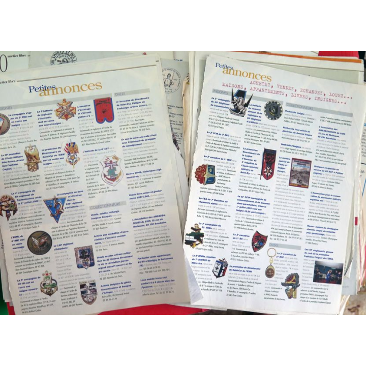 Pochette comprenant plus de 125 feuilles de photos d'insignes différentes