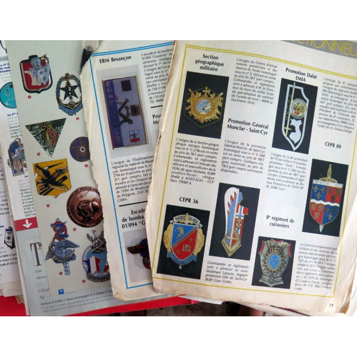 Pochette comprenant plus de 125 feuilles de photos d'insignes différentes