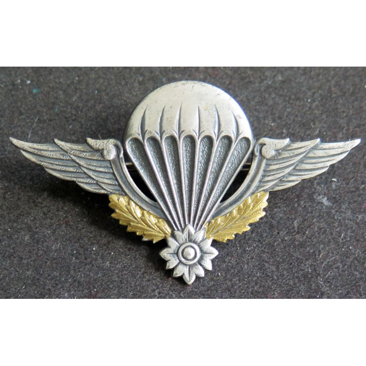 CAMBODGE : insigne du brevet parachutiste du Cambodge de fabrication Drago
