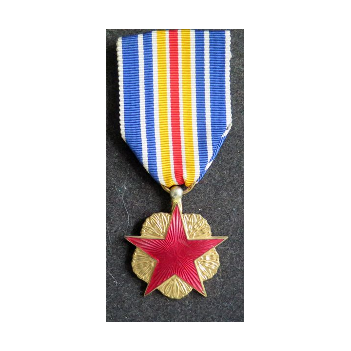 FRANCE : Médaille des blessés en métal doré étoile émaillée