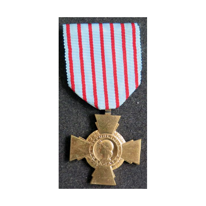 FRANCE : croix du combattant en métal doré
