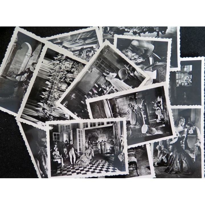 Petit Album de 12 photos 9 x 6,5 cm du Musée Grévin à Paris en noir et blanc