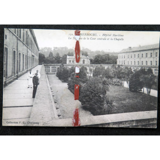 Carte postale 131 Cherbourg Hôpitalk maritime La terrasse de la cour centrale et la chapelle