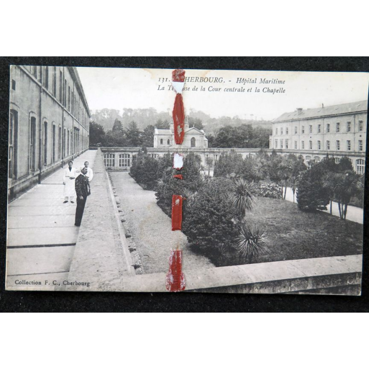 Carte postale 131 Cherbourg Hôpitalk maritime La terrasse de la cour centrale et la chapelle