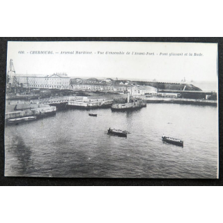 Carte postale 100 Cherbourg Arsenal Maritime Vue d'ensemble de l'avant port pont glissant et la rade